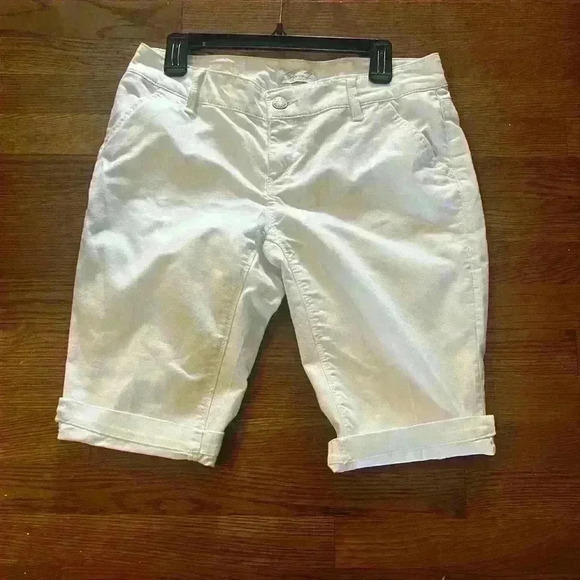 Seven white ladies Bermuda shirts size 8 excellent condition. No stains or flaws - Picture 5 of 9